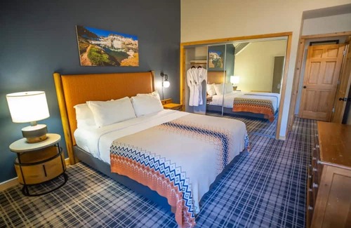 Mammoth Lakes Hotel | Scenic Alpine Room Near Yosemite Tioga Pass, Ski Rentals & Trailheads