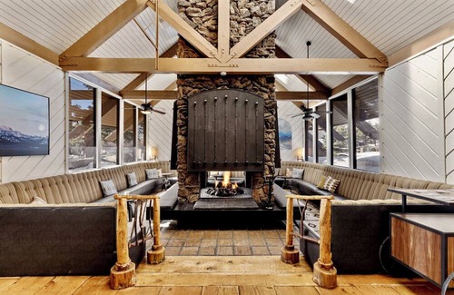 Mammoth Lakes Hotel | Experience Alpine Charm Near Mammoth Mountain, Trails & Sherwin Lake Views