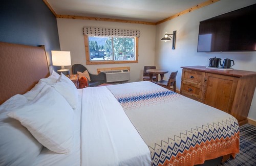 Mammoth Lakes Hotel | Pet-Friendly Room Near Sherwin Lakes, Ideal for Exploring Trails & Mountains