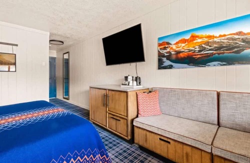 Mammoth Lakes Hotel | Nature-Focused Alpine Room Near Scenic Lakes & Mammoth Mountain Ski Areas