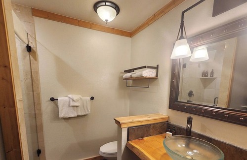 Mammoth Lakes Hotel | Nature-Focused Alpine Room Near Scenic Lakes & Mammoth Mountain Ski Areas