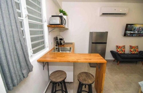 Carcel Apartamento | 2.3 Cozy Urban Loft w/ balcony near city center