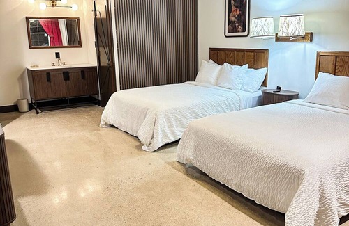 Lawrenceburg Hotel | Boutique Motel with cozy nature inspired mid century design