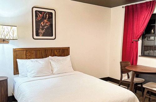 Lawrenceburg Hotel | Boutique Motel with cozy nature inspired mid century design