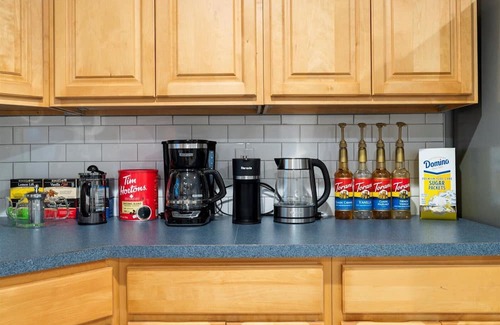 Southeast Yonkers Apartamento | 6 bdr Yonkers Home, 2 Apts, Balcony & Parking