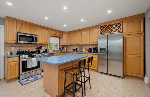 Southeast Yonkers Apartamento | 6 bdr Yonkers Home, 2 Apts, Balcony & Parking