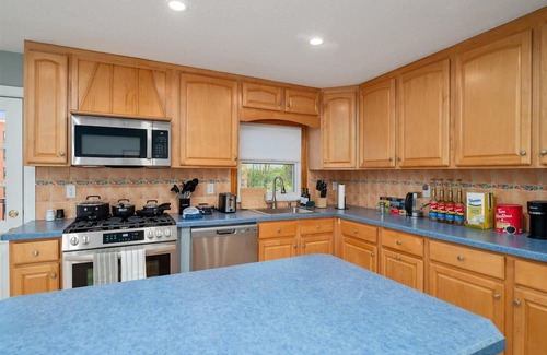Southeast Yonkers Apartamento | 6 bdr Yonkers Home, 2 Apts, Balcony & Parking