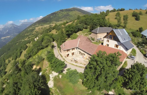 Les Cotes de Corps Cama Y Desayuno | Bed and Breakfast 'La Chambre De L'Obiou 2' with Lake View, Shared Garden and Wi-Fi