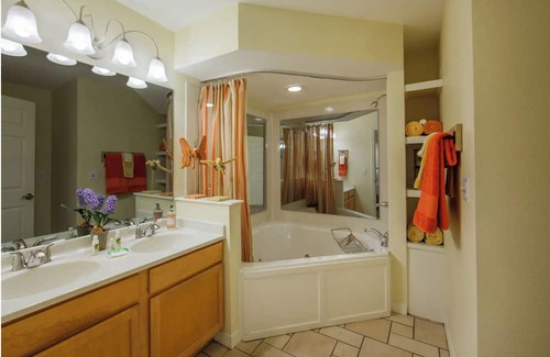 Branson Complejo | Sleeps 6! 2 sep. spaces: KING beds, FULL baths, & kitchens for more privacy!