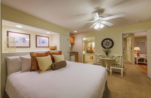 Branson Complejo | Sleeps 6! 2 sep. spaces: KING beds, FULL baths, & kitchens for more privacy!
