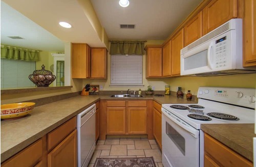 Branson Complejo | Sleeps 6! 2 sep. spaces: KING beds, FULL baths, & kitchens for more privacy!