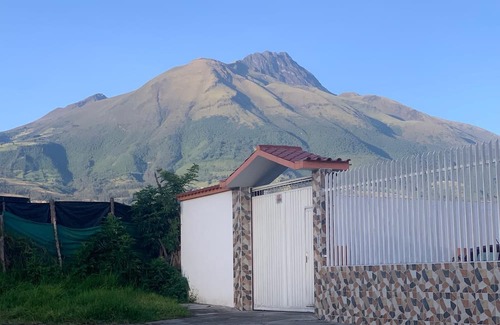 Ibarra Casa | Elegant, tranquil house for 16 guests free 4 cars parking in a great location!