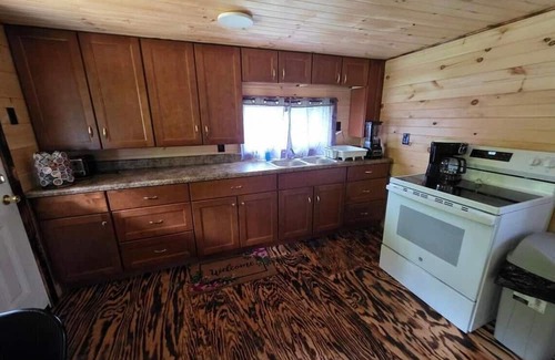South Butler Cabina | Charming Cabin in Clyde, with a relaxing hot tub!