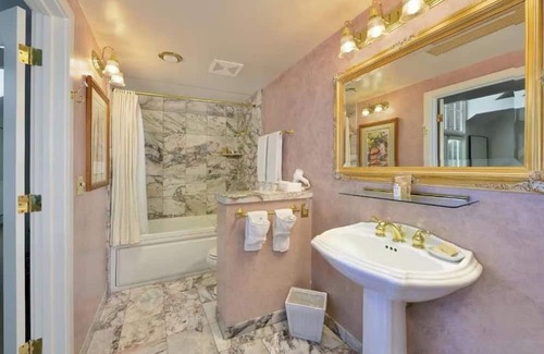 Santa Rosa Hotel | Fun-Filled Stay in Santa Rosa – Junior Suite Near Hiking, Wine Tasting + Dining