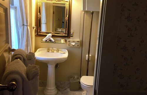 Santa Rosa Hotel | Explore Redwoods + Wineries from a Spacious Santa Rosa Room w/Modern Amenities