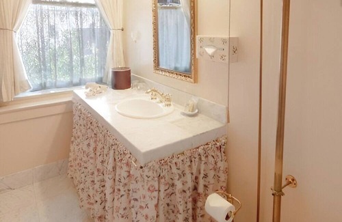 Santa Rosa Hotel | Experience Historic Charm + Comfort in a Serene Santa Rosa Wine Country Room
