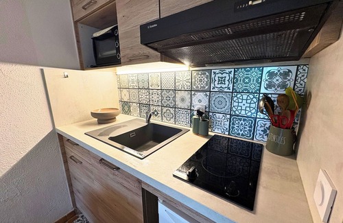 Les Bains de la Preste Condominio | Bright studio with patio and mountain views