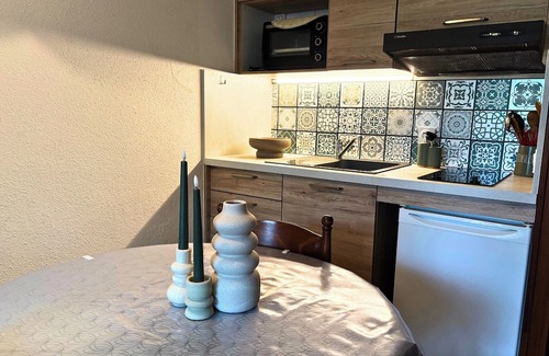Les Bains de la Preste Condominio | Bright studio with patio and mountain views