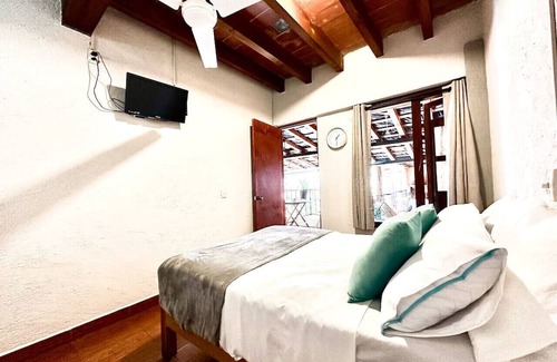Santa María Ahuacatlán Cama Y Desayuno | Hotel Room, one block from Lake Cent 6