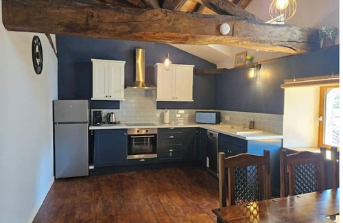 Champagne-et-Fontaine Apartamento | Stunning river terrace apartment