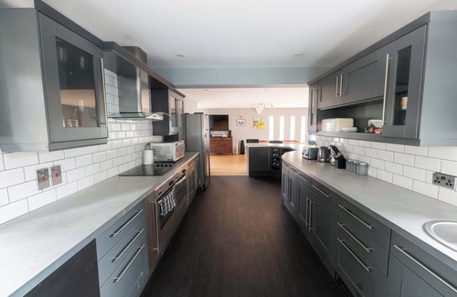 Whitchurch Casa | Perfect Retreat With Parking, Garden & Great Views
