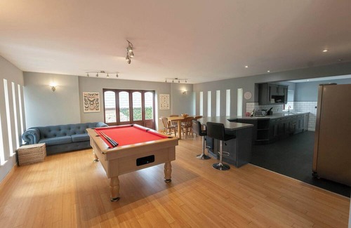 Whitchurch Casa | Perfect Retreat With Parking, Garden & Great Views