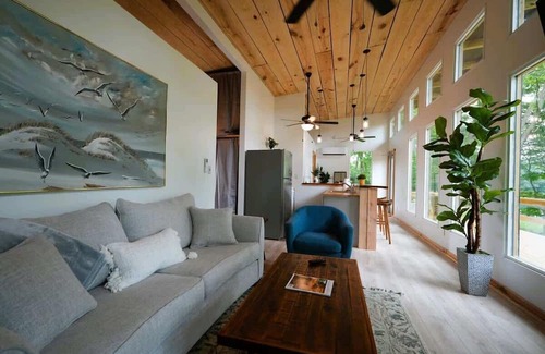 Locustville Cabaña | Luxe 2BR Cabin w/Deck + Creek View | Working Farm