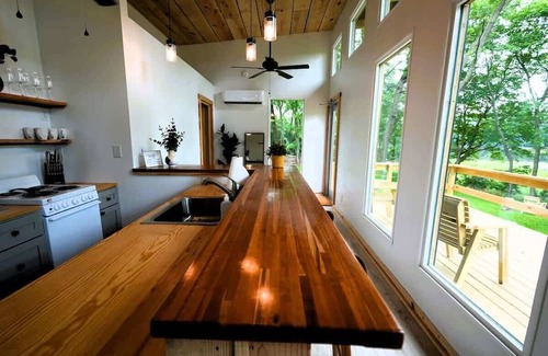 Locustville Cabaña | Luxe 2BR Cabin w/Deck + Creek View | Working Farm