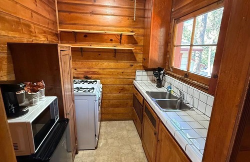 Crestline Cabina | Crest Lodge Historic Mountain Inn - Blue Jay