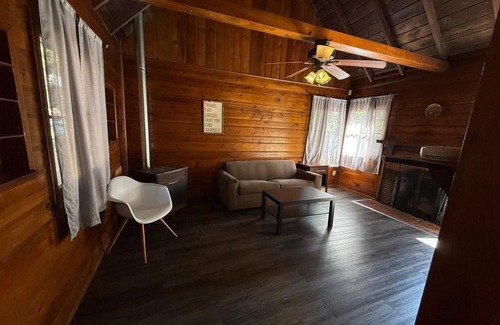 Crestline Cabina | Crest Lodge Historic Mountain Inn - Blue Jay
