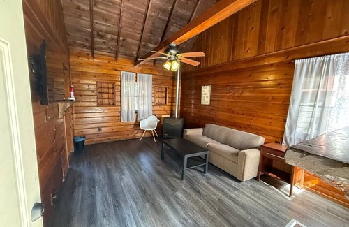 Crestline Cabina | Crest Lodge Historic Mountain Inn - Blue Jay