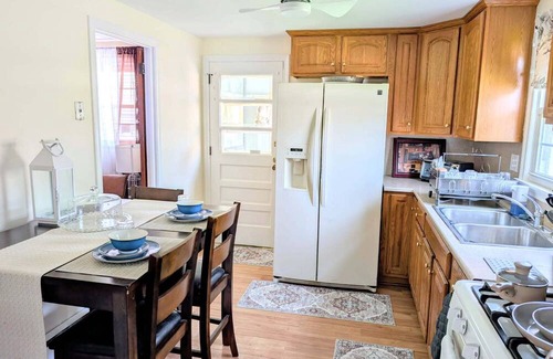 Hartford Casa | Hartford Professional Retreat - 2BR+Office, Private Yard, Near Major Hospitals