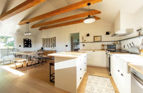 Grey Highlands Otro | Highland Woods Farm 4BR w/ Private Lake, Sauna and Hot Tub in the Grey Highlands