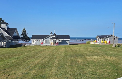 Amherst Shore Cabaña | Seaside Escape – 2-Bedroom Oceanview Cottage with Private Beach Access