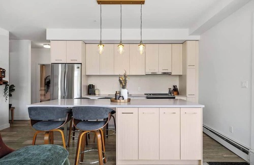 Whyte ave Condominio | Private patio stay near Whyte Ave, UofA Hospital, and West Edmonton Mall