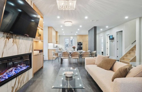 North York Casa | Luxury 4 Bedroom Retreat Steps to Yorkdale Mall
