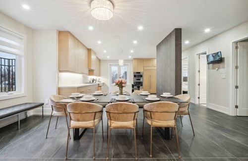 North York Casa | Luxury 4 Bedroom Retreat Steps to Yorkdale Mall