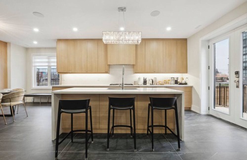 North York Casa | Luxury 4 Bedroom Retreat Steps to Yorkdale Mall