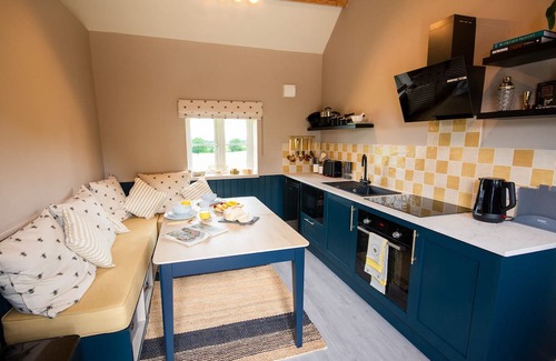 Burwardsley Cabaña | Bolesworth Bothy - sleeps 2 guests in 1 bedroom