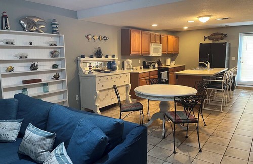 Lorain Apartamento | Cozy 2-bedroom apartment in charming Lorain with AC
