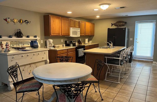 Lorain Apartamento | Cozy 2-bedroom apartment in charming Lorain with AC