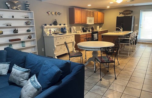 Lorain Apartamento | Cozy 2-bedroom apartment in charming Lorain with AC