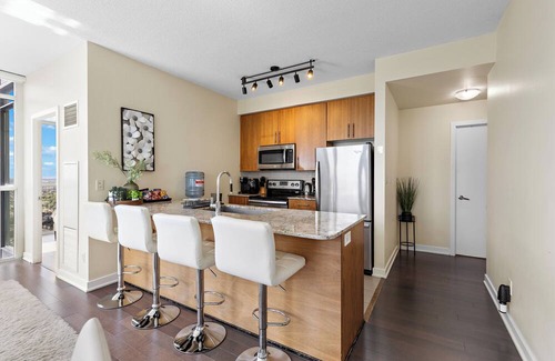 Downtown Mississauga Condominio | Luxury 2.5 Bedroom 2 Bathroom 1 Parking Spot Near SQ1 Condo Breathtaking Views!