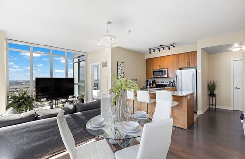 Downtown Mississauga Condominio | Luxury 2.5 Bedroom 2 Bathroom 1 Parking Spot Near SQ1 Condo Breathtaking Views!