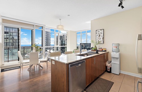 Downtown Mississauga Condominio | Luxury 2.5 Bedroom 2 Bathroom 1 Parking Spot Near SQ1 Condo Breathtaking Views!