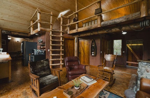 Lewis County Apartamento | Riverfront Cabin-Hot Tub-Firepit-BBQ-Tilton River