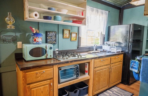 Ingleside Cabina | Charming Pondside tiny home in enjoyable Ingleside. Just minutes from the beach