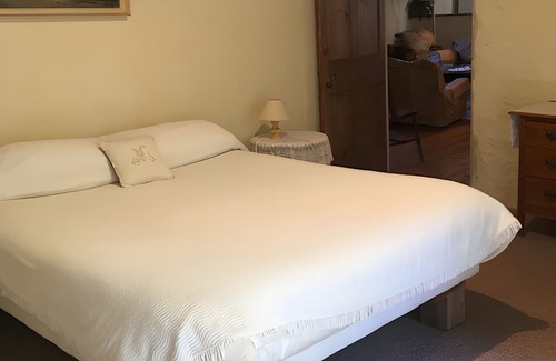 Sauzet Cama Y Desayuno | Pink Room with Pool and Garden