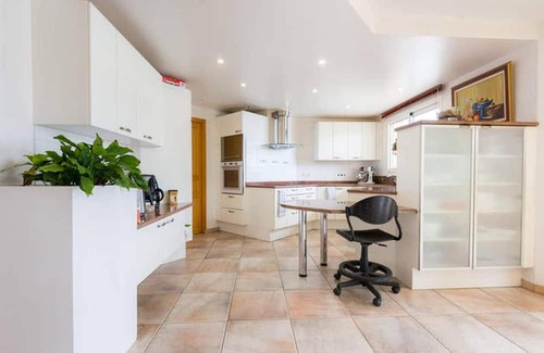 Seynod Cama Y Desayuno | Guest Room 'Chez Brigitte et Sylvain' with Mountain View, Wi-Fi and Air Conditioning