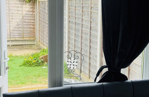 Broad Green Casa | Charming 4-bedroom house in Croydon for a delightful stay